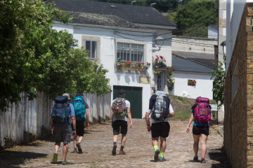 Archivo - Un grupo de peregrinos realiza el Camino de Santiago, a 15 de junio de 2021, en Portomarín, Lugo, Galicia, (España). Como consecuencia de una mejoría en la evolución de la situación epi