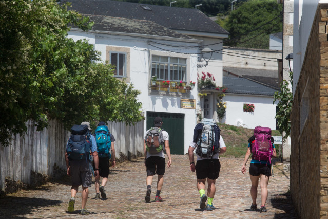 Archivo - Un grupo de peregrinos realiza el Camino de Santiago, a 15 de junio de 2021, en Portomarín, Lugo, Galicia, (España). Como consecuencia de una mejoría en la evolución de la situación epidemiológica del Covid-19 en Galicia, la Xunta ha decidido pe