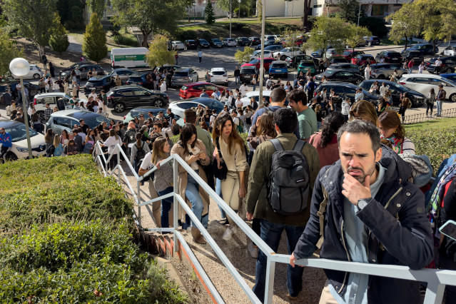 Opositores conversan con un examinador a la entrada del campus de Somosaguas tras el anuncio de la suspensión de los exámenes de oposición de RTVE en Somosaguas, a 29 de septiembre de 2024, en Madrid (España). Los exámenes se han suspendido tras una posib