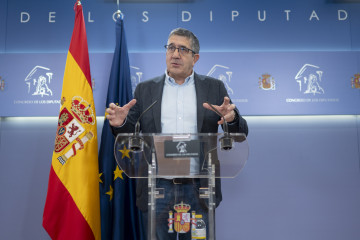 El portavoz del PSOE en el Congreso, Patxi López, interviene durante una rueda de prensa posterior a la Junta de Portavoces, en el Congreso de los Diputados, a 1 de octubre de 2024, en Madrid (Españ