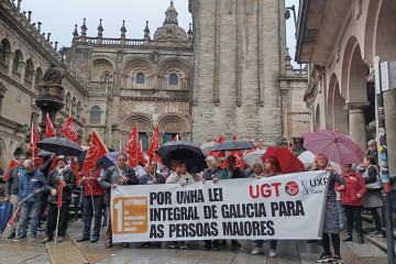 Decenas de jubilados se manifiestan en Santiago por una ley que blinde sus derechos y reclaman 