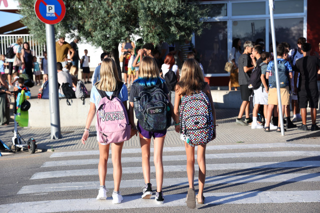 Estudiantes a las puertas de un centro educativo.