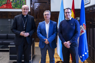 El presidente de la Deputación de Ourense, Luis Menor, recibe en su despacho del Pazo Provincial, al obispo de Astorga, D. Jesús Fernández González.