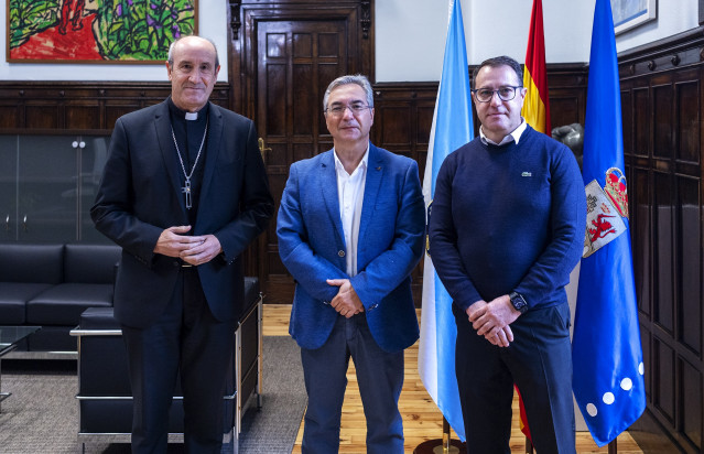 El presidente de la Deputación de Ourense, Luis Menor, recibe en su despacho del Pazo Provincial, al obispo de Astorga, D. Jesús Fernández González.