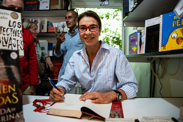 Archivo - La escritora Carmen Posadas durante la 83ª edición de la Feria del Libro de Madrid, en el Parque del Retiro, a 1 de junio de 2024, en Madrid (España). La Feria del Libro se celebra anualmente con el fin de promover el libro, la lectura y la acti