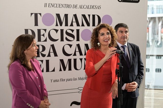 Archivo - La vicepresidenta primera del Gobierno y ministra de Hacienda, María Jesús Montero y la alcaldesa de A Coruña, Inés Rey, en el acto del II Encuentro de Alcaldesas