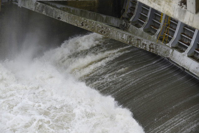 Archivo - El embalse de Velle liberando agua del río Miño, a 4 de noviembre de 2023, en Ourense.