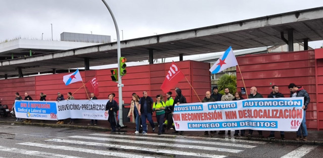 Concentración convocada por la CIG en defensa del sector de la automoción, a las puertas de Stellantis en Vigo, a 1 de octubre de 2024.