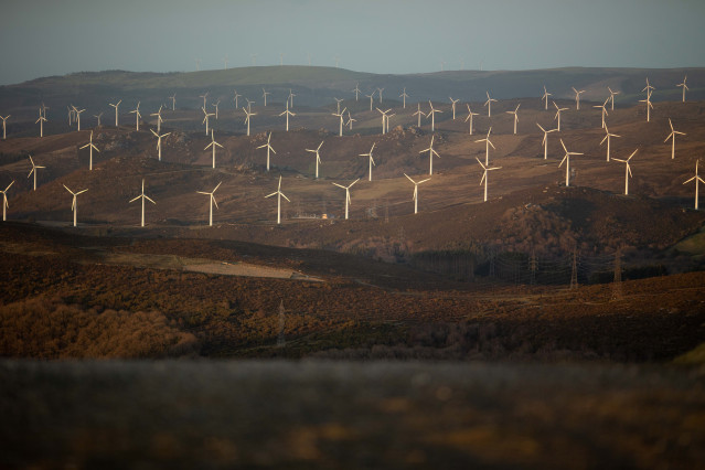 Archivo - Varios aerogeneradores en el parque eólico de Vilachá, a 15 de marzo de 2024, en Lugo, Galicia.