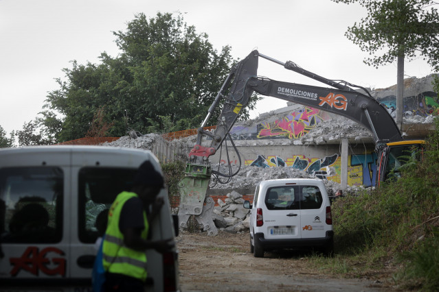 Archivo - Varios operarios retiran escombros durante la demolición de las torres de O Garañón.