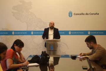 El portavoz del gobierno local de A Coruña, José Manuel Lage, informa de asuntos de la Junta de Gobierno