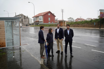 El conselleiro de Presidencia, Diego Calvo, comprueba actuaciones de mejora en paradas en Arteixo (A Coruña)