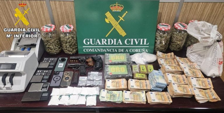 Material incautado en la redada de Ribeira en una imagen de la Guardia Civil