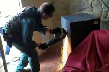 Guardia Civil abriendo una caja fuerte en una operación antidroga