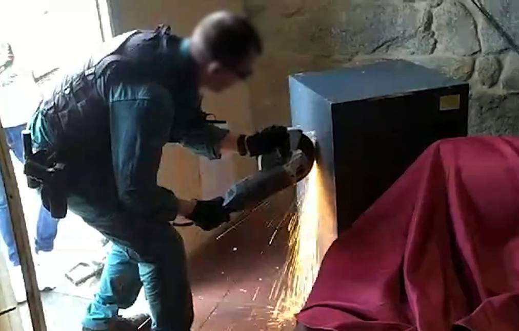 Guardia Civil abriendo una caja fuerte en una operaciu00f3n antidroga