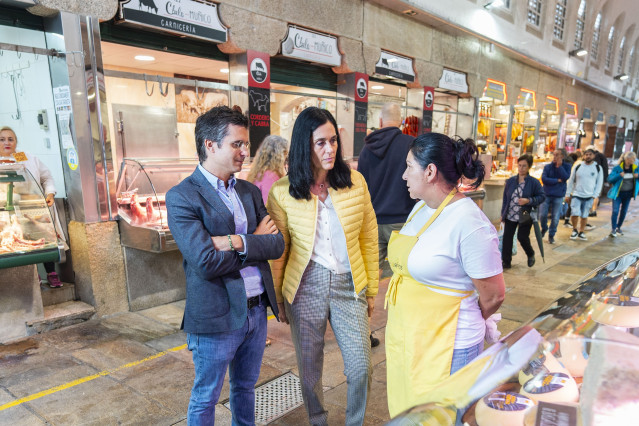 Paula Prado y Borja Verea visitan la Praza de Abastos de Santiago.