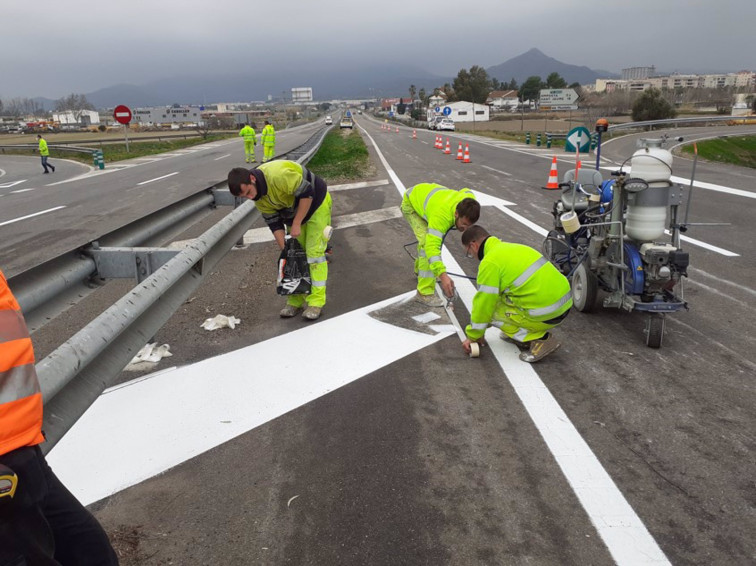 Un camión atropella a operario del servicio de mantenimiento de carreteras en a A-6 a su paso por Baralla