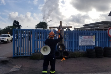 Archivo - Protesta de trabajadores de Alcoa con la quema de un muñeco del presidente de Alcoa