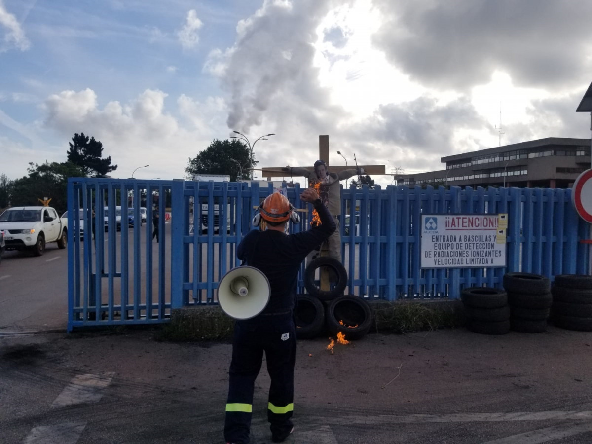 Archivo - Protesta de trabajadores de Alcoa con la quema de un muñeco del presidente de Alcoa