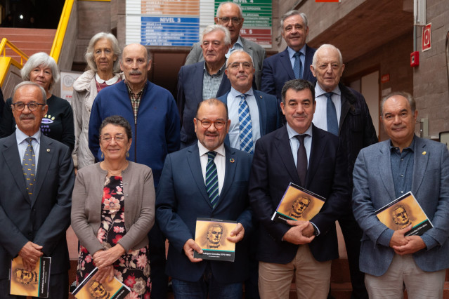 Foto de familia de la presentación del libro sobre el matemático José Rodríguez