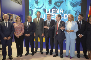 El conselleiro del Mar, Alfonso Villares, el ministro de Agricultura, Pesca y Alimentación, Luis Planas, el presidente de Conximar, Eloy García, y el alcalde de Vigo, Abel Caballero, en la inaugurac