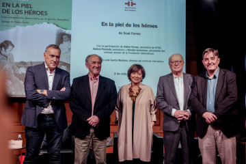 El periodista Xabier Fortes (1i), el militar y escritor Xosé Fortes (2i) y el director del Instituto Cervantes, Luis García Montero (1d), durante la presentación del libro, 'En la piel de los héro