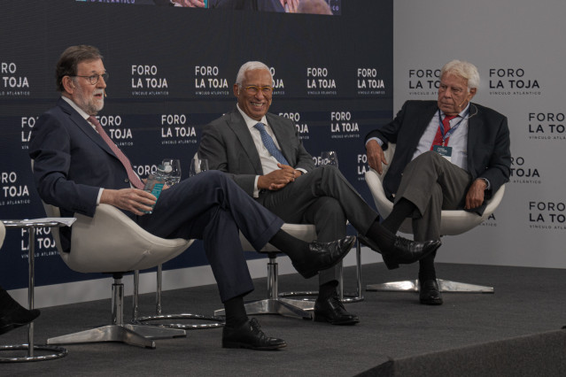 Los expresidentes Mariano Rajoy, Antonio Costa y Felipe González en una mesa de debate en el Foro La Toja, en O Grove (Pontevedra)