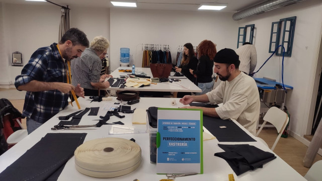 Comienzan los nuevos cursos de artesanía con los que la Xunta fomenta el relevo generacional en el sector.