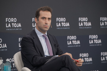 El ministro Economía, Comercio y Empresa, Carlos Cuerpo, durante la celebración de la segunda mesa de debate de la VI edición del Foro de la Toja-Vínculo Atlántico.