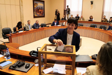 La portavoz nacional del BNG, Ana Pontón, en la votación durante la constitución de la comisión que investigará en el Parlamento contratos de la Xunta con empresas como Eulen