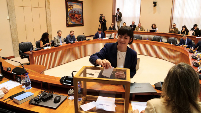 La portavoz nacional del BNG, Ana Pontón, en la votación durante la constitución de la comisión que investigará en el Parlamento contratos de la Xunta con empresas como Eulen