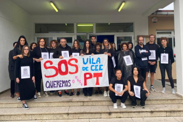 Profesores del CEIP Vila de Cee protestando este viernes en una foto de su facebook