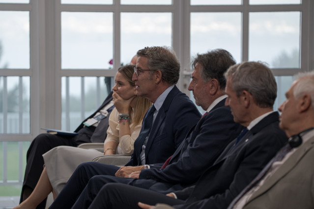 El presidente del PP, Alberto Núñez Feijóo, y el presidente de la Xunta de Galicia, Alfonso Rueda, durante la primera jornada del Foro de La Toja-Vínculo Atlántico.