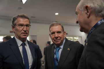 El líder opositor de Venezuela, Edmundo González saluda al presidente del Partido Popular, Alberto Núñez Fiejóo, durante la segunda jornada del Foro La Toja.