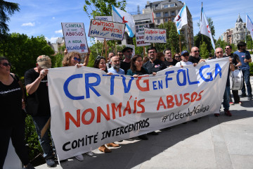 Archivo - Varias personas sujetan una pancarta durante una protesta de los trabajadores de la Corporación de Radio e Televisión de Galicia (CRTVG), frente al Senado en 2023