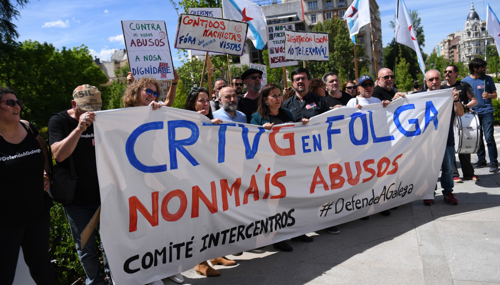 Archivo - Varias personas sujetan una pancarta durante una protesta de los trabajadores de la Corporación de Radio e Televisión de Galicia (CRTVG), frente al Senado en 2023