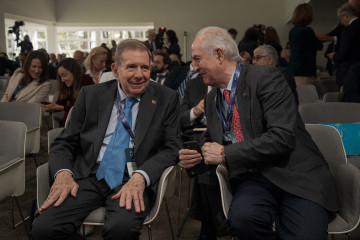 El líder opositor de Venezuela, Edmundo González asiste a la conferencia ofrecida por Alberto Núñez Feijóo durante la segunda jornada del Foro La Toja, a 4 de octubre de 2024, en la Illa de Toxa,