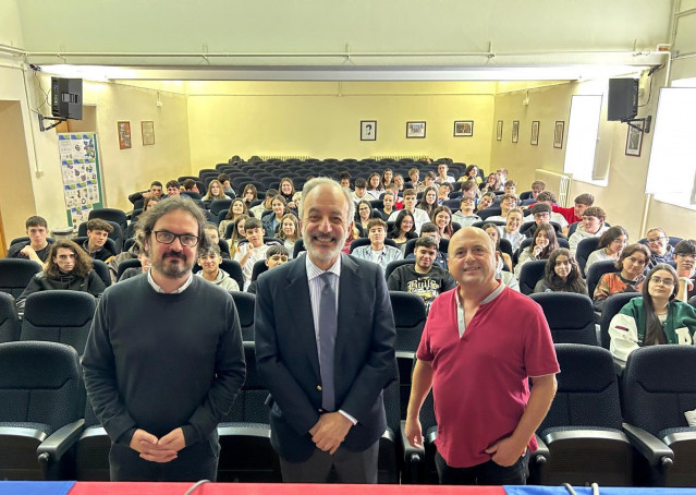 Millán Mon visita Ribadeo y el IES Dionisio Gamallo.