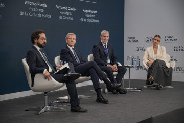 (I-D) El director de El Mundo, Joaquín Manso; el presidente de la Xunta de Galicia, Alfonso Rueda; el presidente de Canarias, Fernando Clavijo y la presidenta del Govern Balear, Marga Prohens, durant