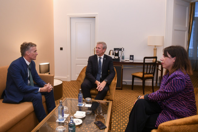 Reunión del presidente de la Xunta, Alfonso Rueda, y la conselleira de Economía e Industria, María Jesús Lorenzana, con el nuevo embajador del Reino Unido en España, Alex Ellis.