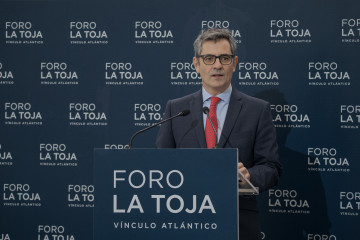 El ministro de la Presidencia, Relaciones con las Cortes y Justicia, Félix Bolaños, interviene durante la clausura del Foro La Toja, a 5 de octubre de 2024, en la Illa de Toxa, Pontevedra, Galicia.