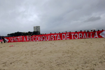 Protesta de colectivos ecologistas y vecinales en la playa de O Vao, en Vigo, para pedir el 