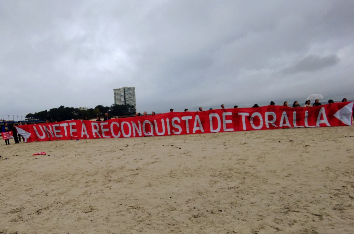 Protesta de colectivos ecologistas y vecinales en la playa de O Vao, en Vigo, para pedir el "rescate" de la isla de Toralla para los ciudadanos.