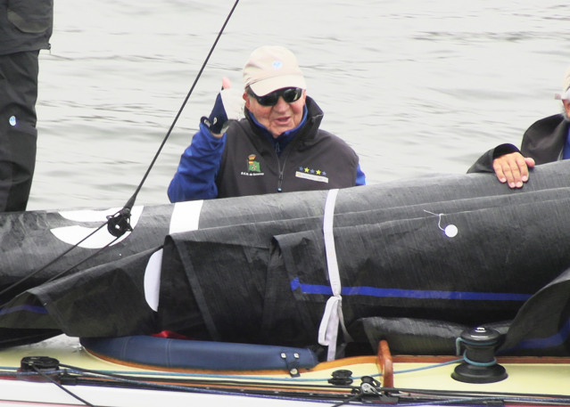 El Rey Juan Carlos embarca en el puerto deportivo, a 30 de septiembre de 2024, en Sanxenxo (España).