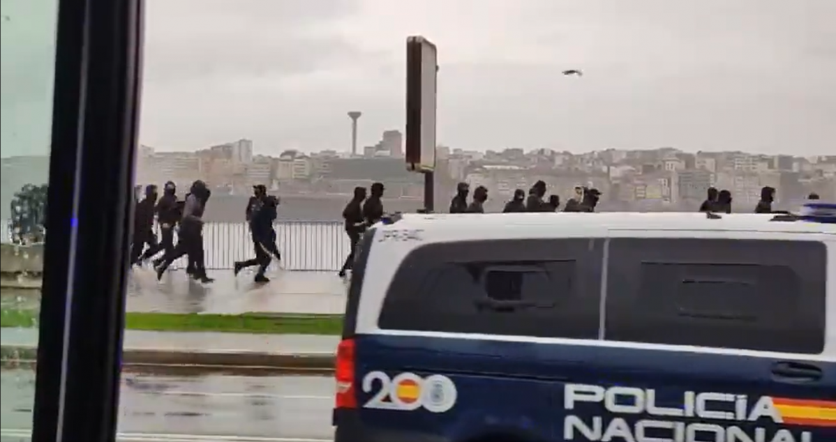 Ultras del Málaga escapando de la Policía