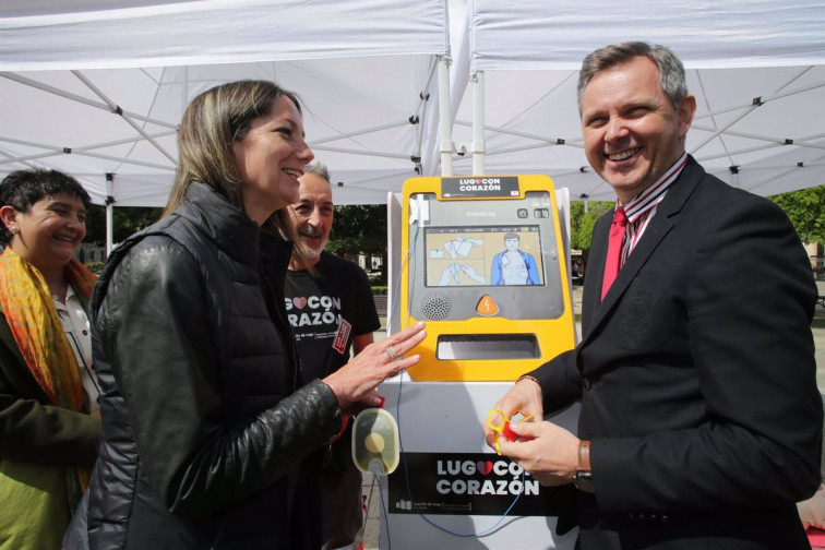 Propuesto a una multa de casi 1.000 euros por orinar en un desfibrilador y golpearlo en un parque de Lugo