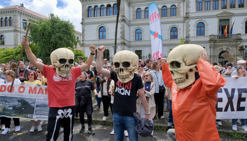 Archivo - Decenas de personas durante una nueva protesta contra la empresa de celulosa Altri, en la puerta principal de la Xunta de Galicia, a 30 de junio de 2024, en Santiago de Compostela, A Coruña