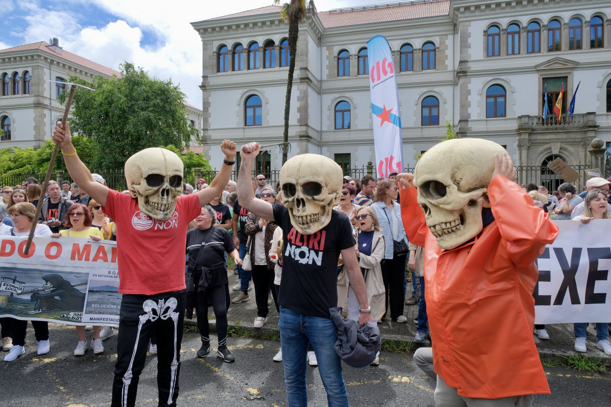 Archivo - Decenas de personas durante una nueva protesta contra la empresa de celulosa Altri, en la puerta principal de la Xunta de Galicia, a 30 de junio de 2024, en Santiago de Compostela, A Coruña