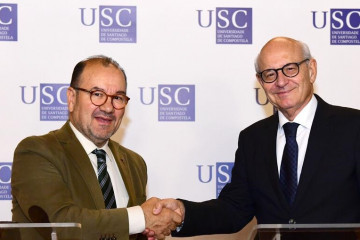 El rector de la USC, Antonio López, y el fiscal superior de Galicia, Fernando Suanzes, en la firma de un convenio para que los alumnos de la USC realicen prácticas formativas en Fiscalía