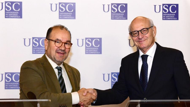 El rector de la USC, Antonio López, y el fiscal superior de Galicia, Fernando Suanzes, en la firma de un convenio para que los alumnos de la USC realicen prácticas formativas en Fiscalía